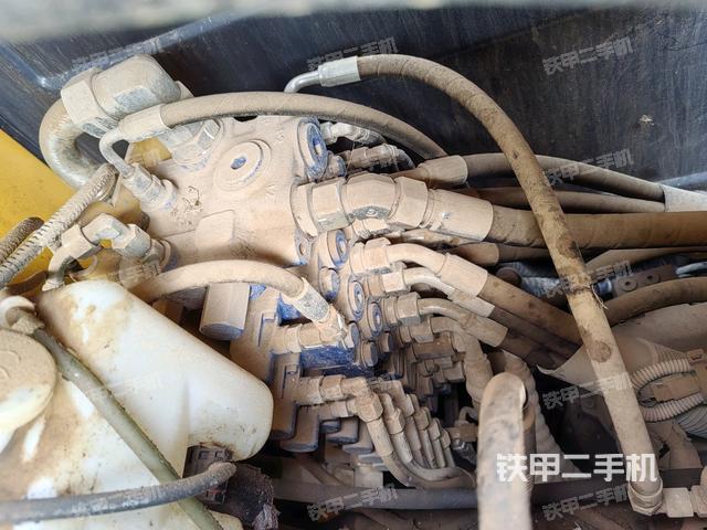 回轉(zhuǎn)馬達(dá)和主控閥(整機(jī)外觀) 回轉(zhuǎn)馬達(dá)和主控閥(整機(jī)外觀)