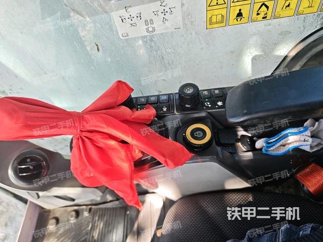 驾驶室左前45度(驾驶室部分) 驾驶室左前45度(驾驶室部分)