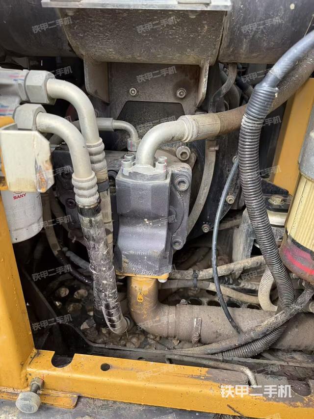 液壓泵艙室正面整體(整機(jī)外觀) 液壓泵艙室正面整體(整機(jī)外觀)