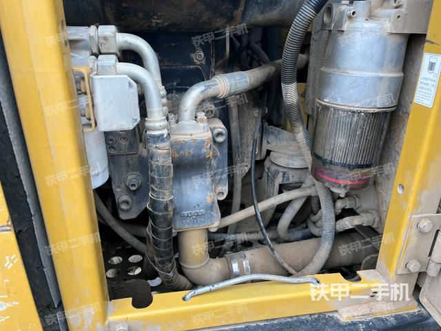 液壓泵艙室正面整體(整機外觀) 液壓泵艙室正面整體(整機外觀)