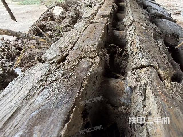 單側(cè)履帶整體(整機(jī)外觀) 單側(cè)履帶整體(整機(jī)外觀)