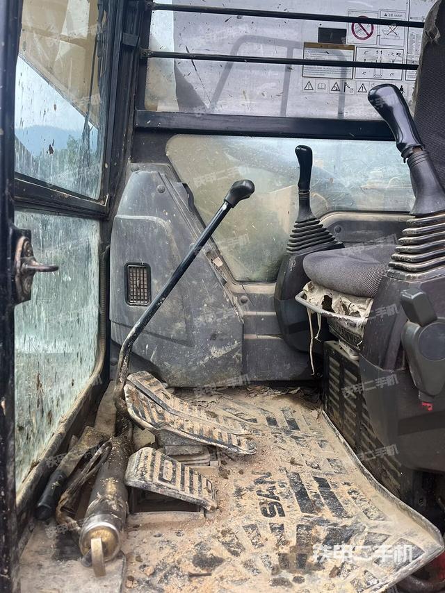 座椅左侧控制台/音响/含左手柄(驾驶室部分) 座椅左侧控制台/音响/含左手柄(驾驶室部分)