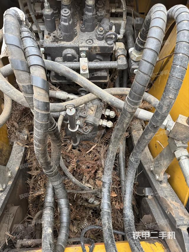 回轉(zhuǎn)馬達(dá)和主控閥（整機(jī)外觀）