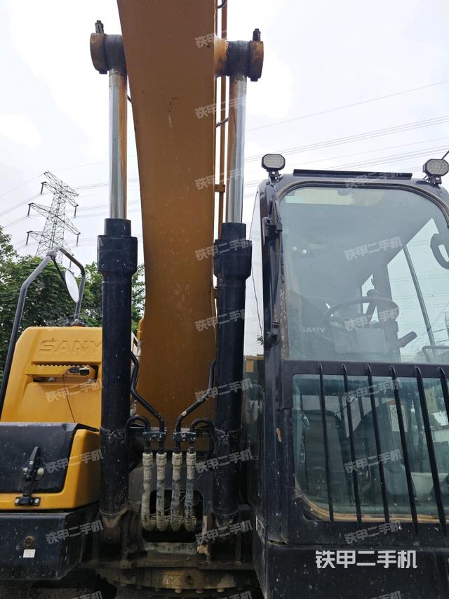 大臂油缸整体 竖拍（工作和回转装置）