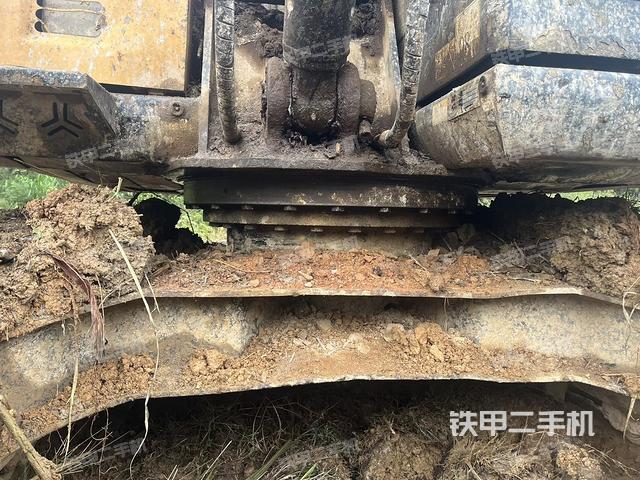 转盘和下车架正前(工作和回转装置) 转盘和下车架正前(工作和回转装置)