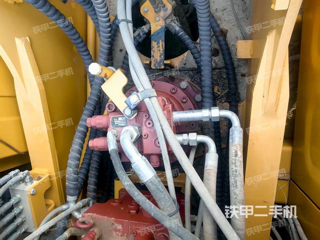 回转马达和主控阀(整机外观) 回转马达和主控阀(整机外观)