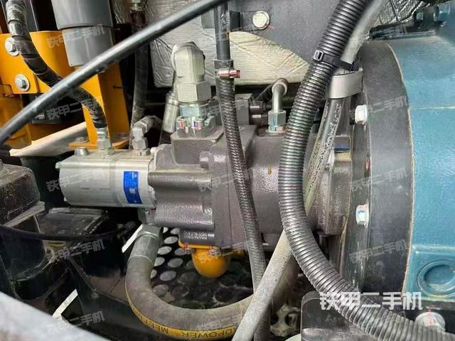 液壓泵艙室正面整體(整機(jī)外觀) 液壓泵艙室正面整體(整機(jī)外觀)