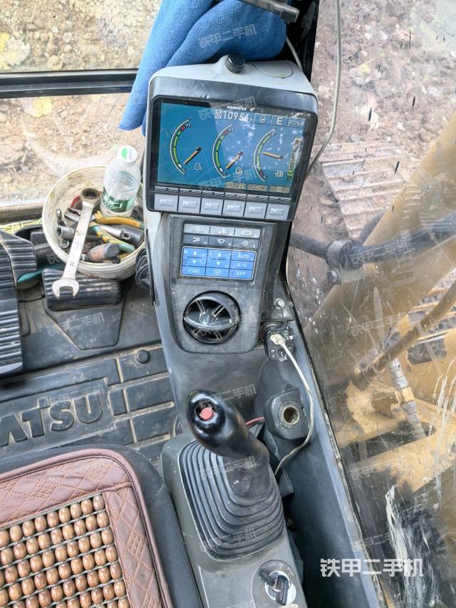 座椅右侧控制台/钥匙门/油门/含右手柄（驾驶室部分）