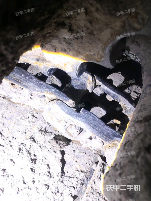 单侧履带整体(整机外观) 单侧履带整体(整机外观)