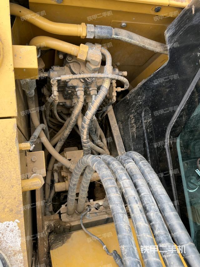 回轉馬達和主控閥(整機外觀) 回轉馬達和主控閥(整機外觀)