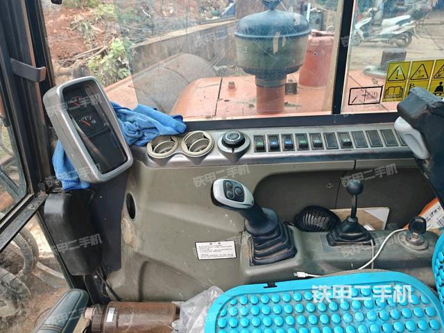 座椅左侧控制台/音响/含左手柄（驾驶室部分）