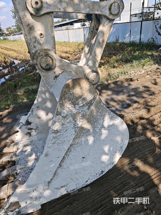大臂油缸整体 竖拍(工作和回转装置) 大臂油缸整体 竖拍(工作和回转装置)