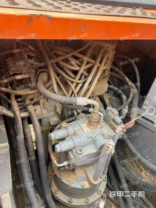 回转马达和主控阀（整机外观）