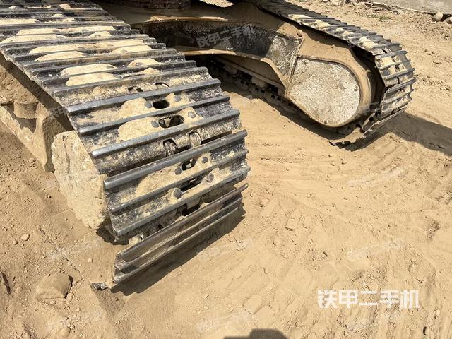 单侧履带整体(整机外观) 单侧履带整体(整机外观)