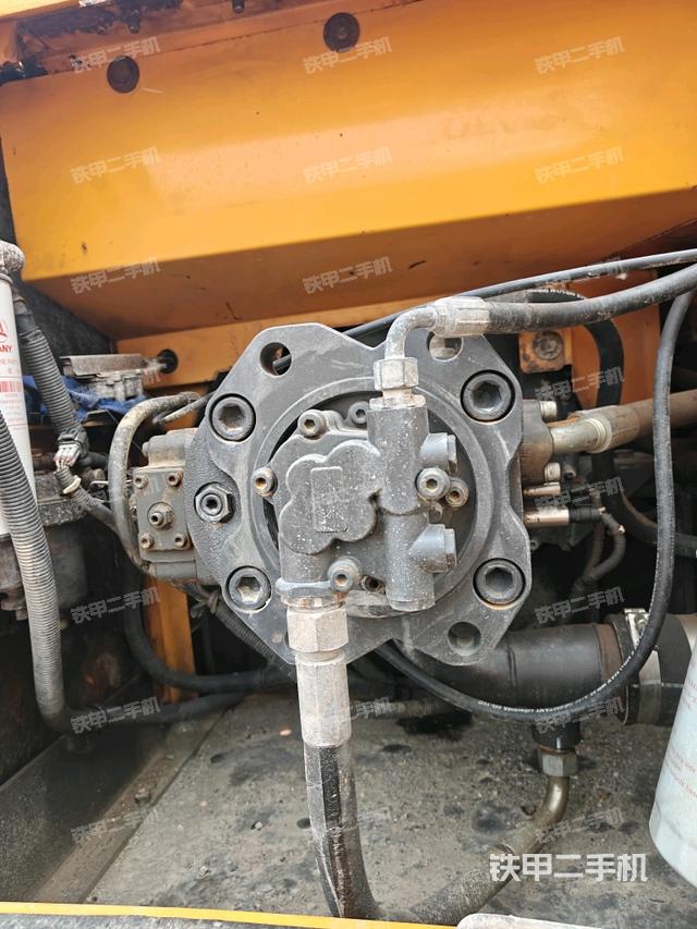 液压泵舱室正面整体(整机外观) 液压泵舱室正面整体(整机外观)