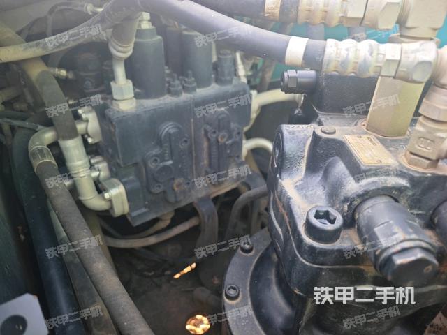 回转马达和主控阀（整机外观）