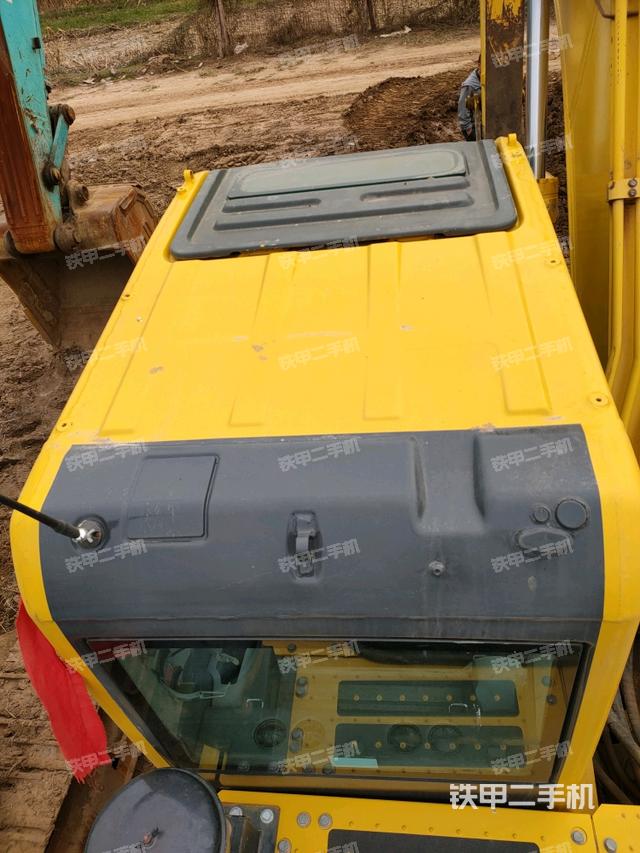 駕駛室頂部(整機(jī)外觀) 駕駛室頂部(整機(jī)外觀)