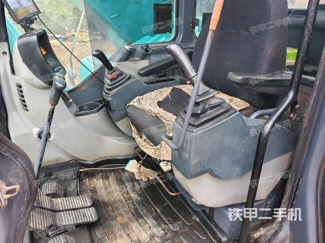 駕駛室整體(整機(jī)外觀) 駕駛室整體(整機(jī)外觀)