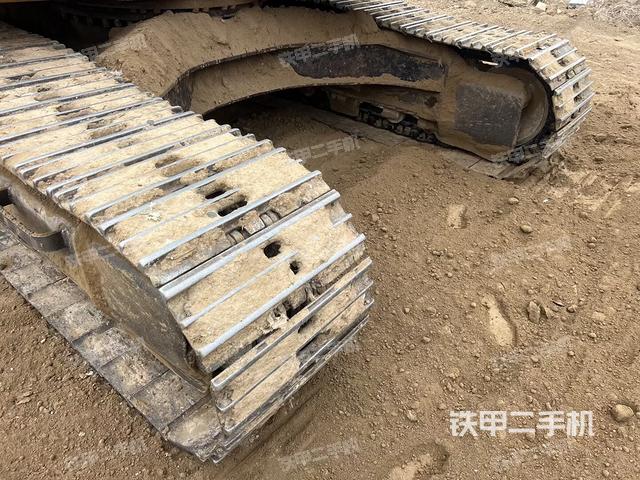 單側(cè)履帶整體(整機(jī)外觀) 單側(cè)履帶整體(整機(jī)外觀)