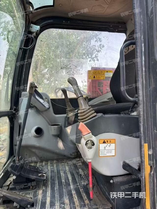 駕駛室頂部(整機(jī)外觀) 駕駛室頂部(整機(jī)外觀)