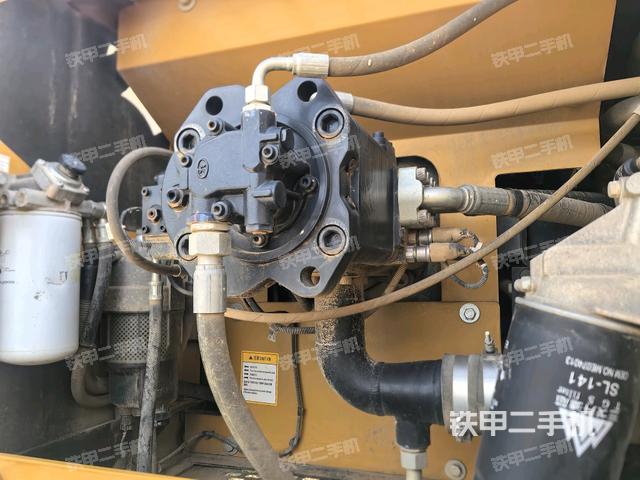 液压泵舱室正面整体（整机外观）