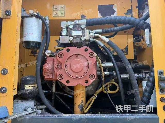 液壓泵艙室正面整體(整機外觀) 液壓泵艙室正面整體(整機外觀)