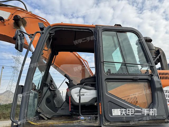 駕駛室整體(整機(jī)外觀) 駕駛室整體(整機(jī)外觀)