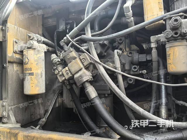 液壓泵艙室正面整體(整機(jī)外觀) 液壓泵艙室正面整體(整機(jī)外觀)