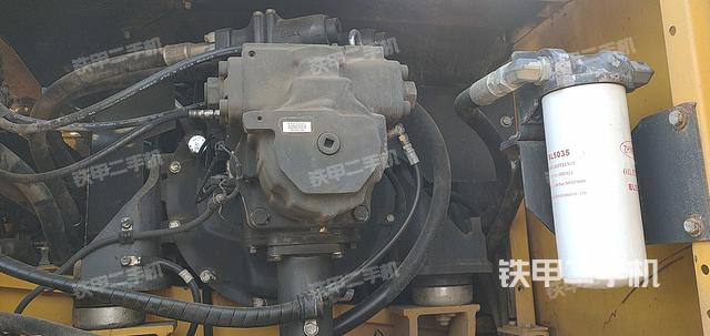 液壓泵艙室正面整體(整機外觀) 液壓泵艙室正面整體(整機外觀)