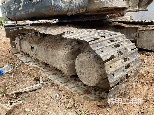 單側(cè)履帶整體(整機(jī)外觀) 單側(cè)履帶整體(整機(jī)外觀)