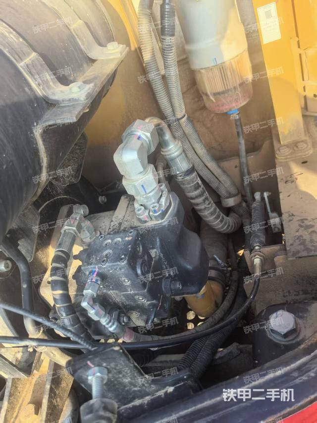 液壓泵艙室正面整體(整機(jī)外觀) 液壓泵艙室正面整體(整機(jī)外觀)