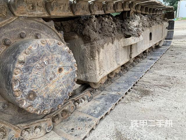 單側(cè)履帶整體(整機(jī)外觀) 單側(cè)履帶整體(整機(jī)外觀)