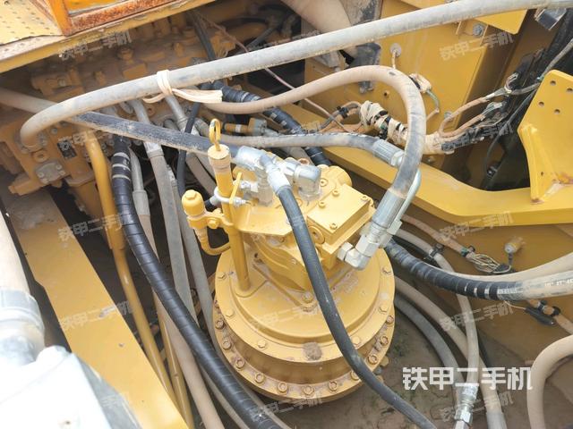 回轉馬達和主控閥(整機外觀) 回轉馬達和主控閥(整機外觀)