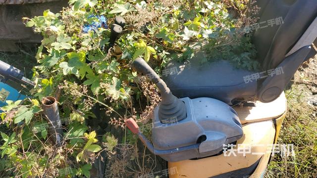 駕駛室頂部(整機(jī)外觀) 駕駛室頂部(整機(jī)外觀)
