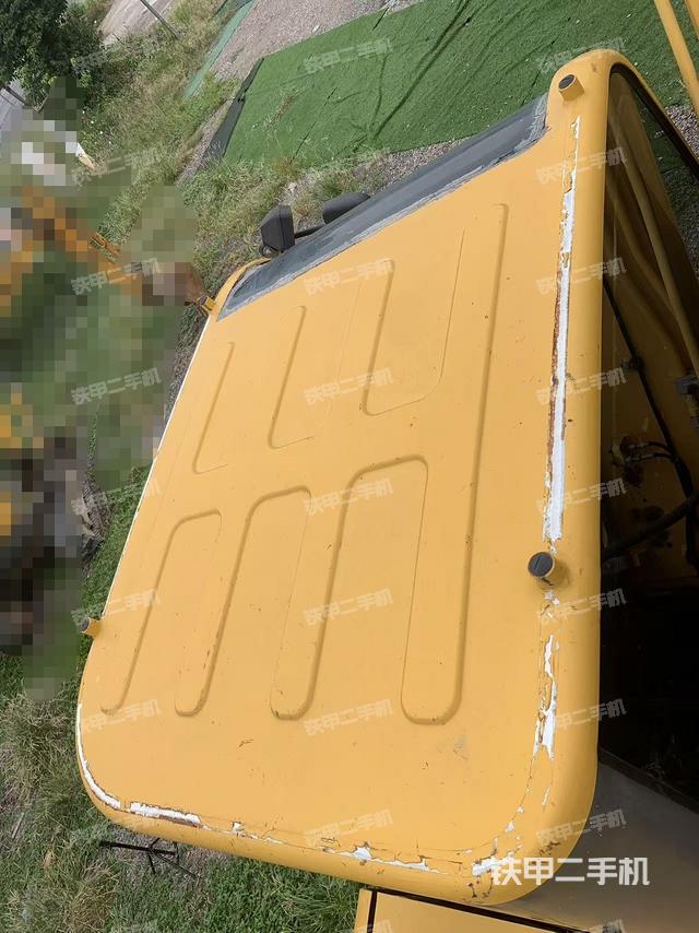 駕駛室頂部(整機(jī)外觀) 駕駛室頂部(整機(jī)外觀)