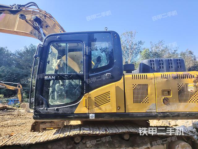 駕駛室整體(整機(jī)外觀) 駕駛室整體(整機(jī)外觀)