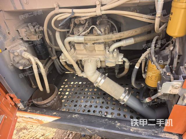 液壓泵艙室正面整體(整機(jī)外觀) 液壓泵艙室正面整體(整機(jī)外觀)