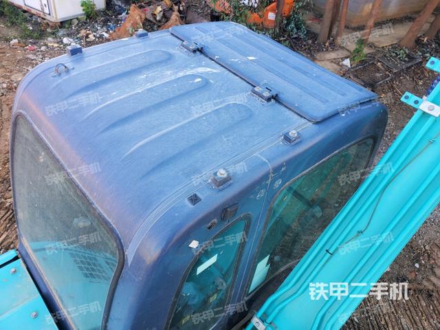駕駛室頂部(整機(jī)外觀) 駕駛室頂部(整機(jī)外觀)