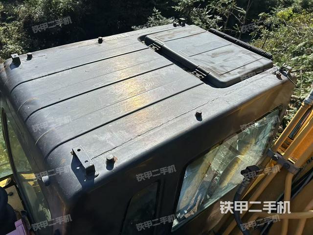 駕駛室頂部(整機(jī)外觀) 駕駛室頂部(整機(jī)外觀)