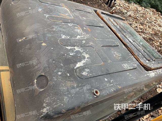 駕駛室頂部(整機(jī)外觀) 駕駛室頂部(整機(jī)外觀)
