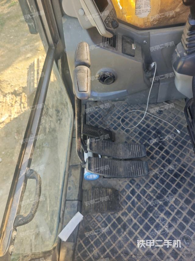 行走控制手柄和踏板 俯拍（驾驶室部分）