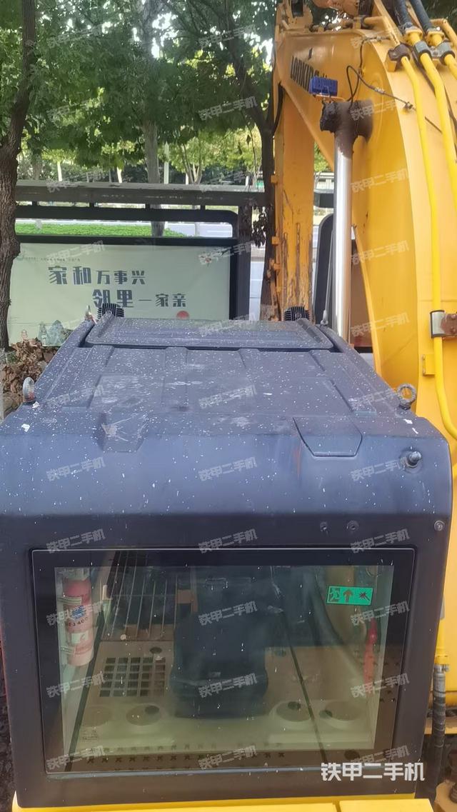 駕駛室頂部(整機(jī)外觀) 駕駛室頂部(整機(jī)外觀)
