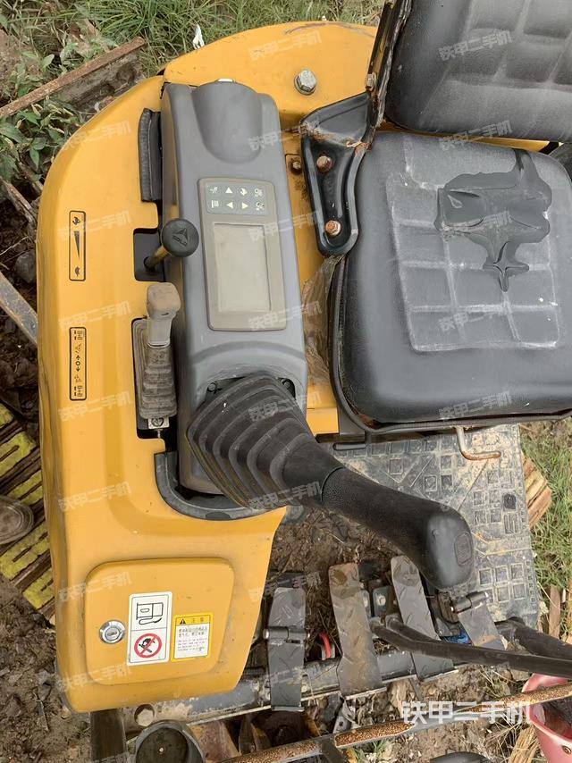 液壓泵艙室正面整體(整機(jī)外觀) 液壓泵艙室正面整體(整機(jī)外觀)