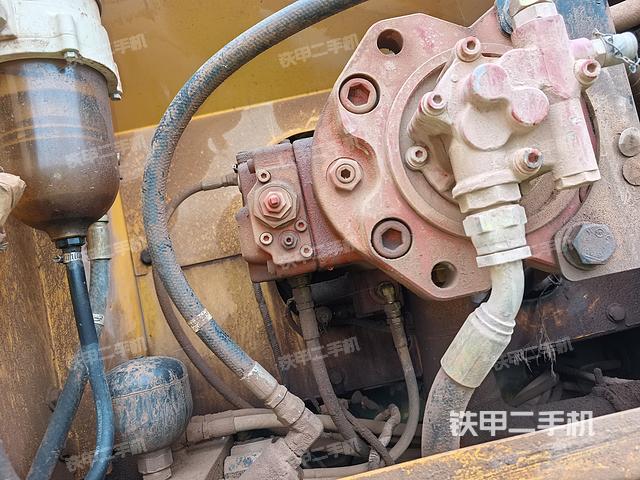 液壓泵艙室正面整體(整機(jī)外觀) 液壓泵艙室正面整體(整機(jī)外觀)
