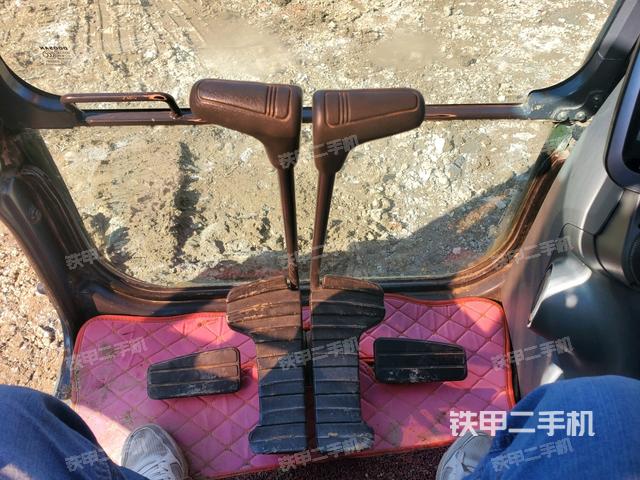 行走控制手柄和踏板?俯拍(駕駛室部分) 行走控制手柄和踏板?俯拍(駕駛室部分)