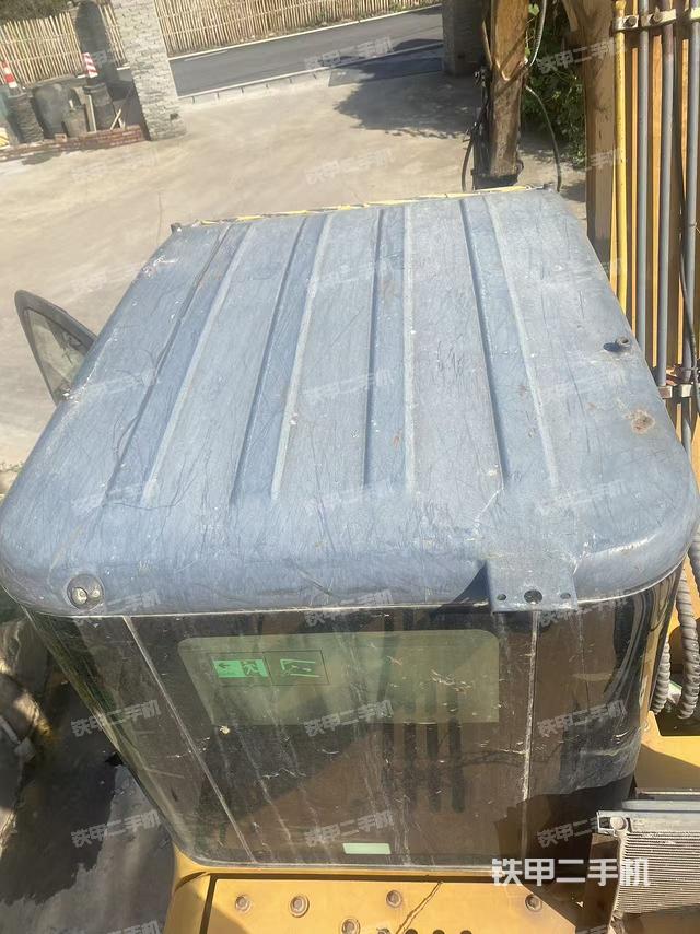 駕駛室頂部(整機(jī)外觀) 駕駛室頂部(整機(jī)外觀)