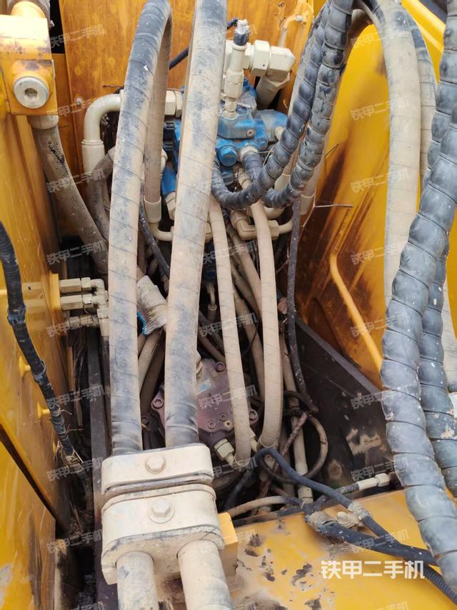 回转马达和主控阀（整机外观）