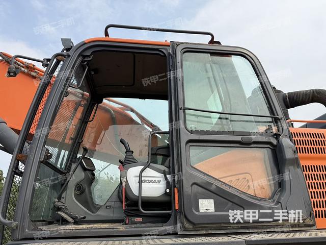 駕駛室整體(整機(jī)外觀) 駕駛室整體(整機(jī)外觀)