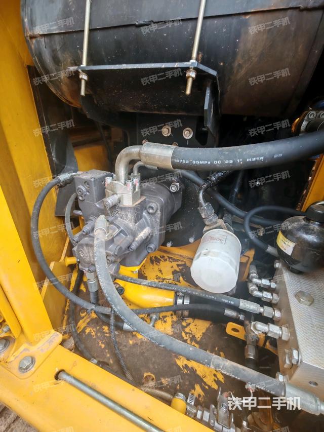 液壓泵艙室正面整體(整機(jī)外觀) 液壓泵艙室正面整體(整機(jī)外觀)