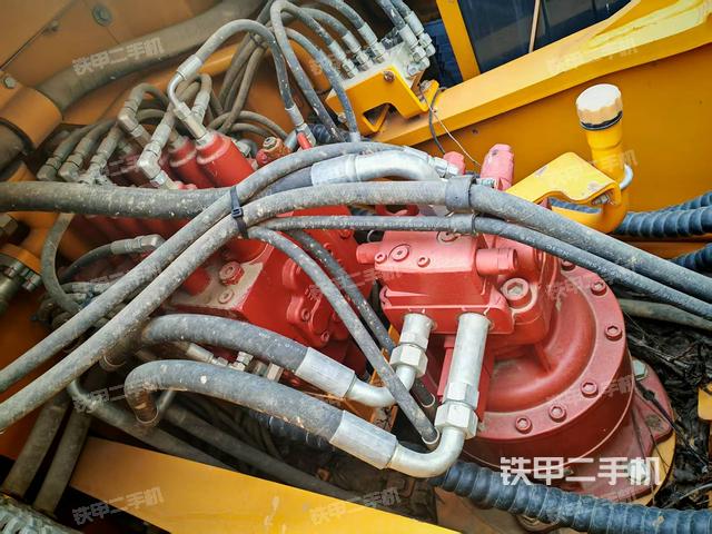 回轉(zhuǎn)馬達(dá)和主控閥(整機(jī)外觀) 回轉(zhuǎn)馬達(dá)和主控閥(整機(jī)外觀)